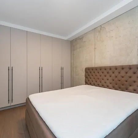 Urban 1 Bd With Ev By Hostlovers